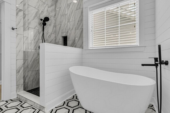 Building Photo - Newly Refreshed Single Story Home in Carol...