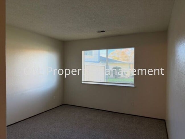 Building Photo - Northgate Village Condo 2 Bed/1 Bath!