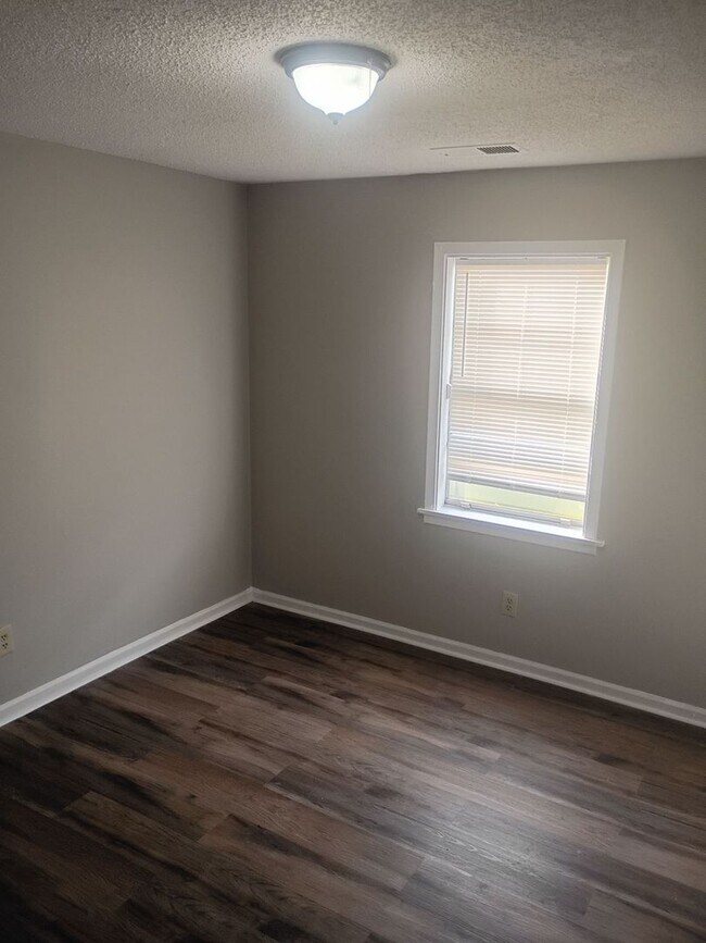 Building Photo - 3 bedroom 2 bath home at an affordable price