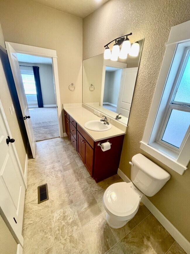 Building Photo - Spacious 3 Bedroom/2 Bath Home with genero...