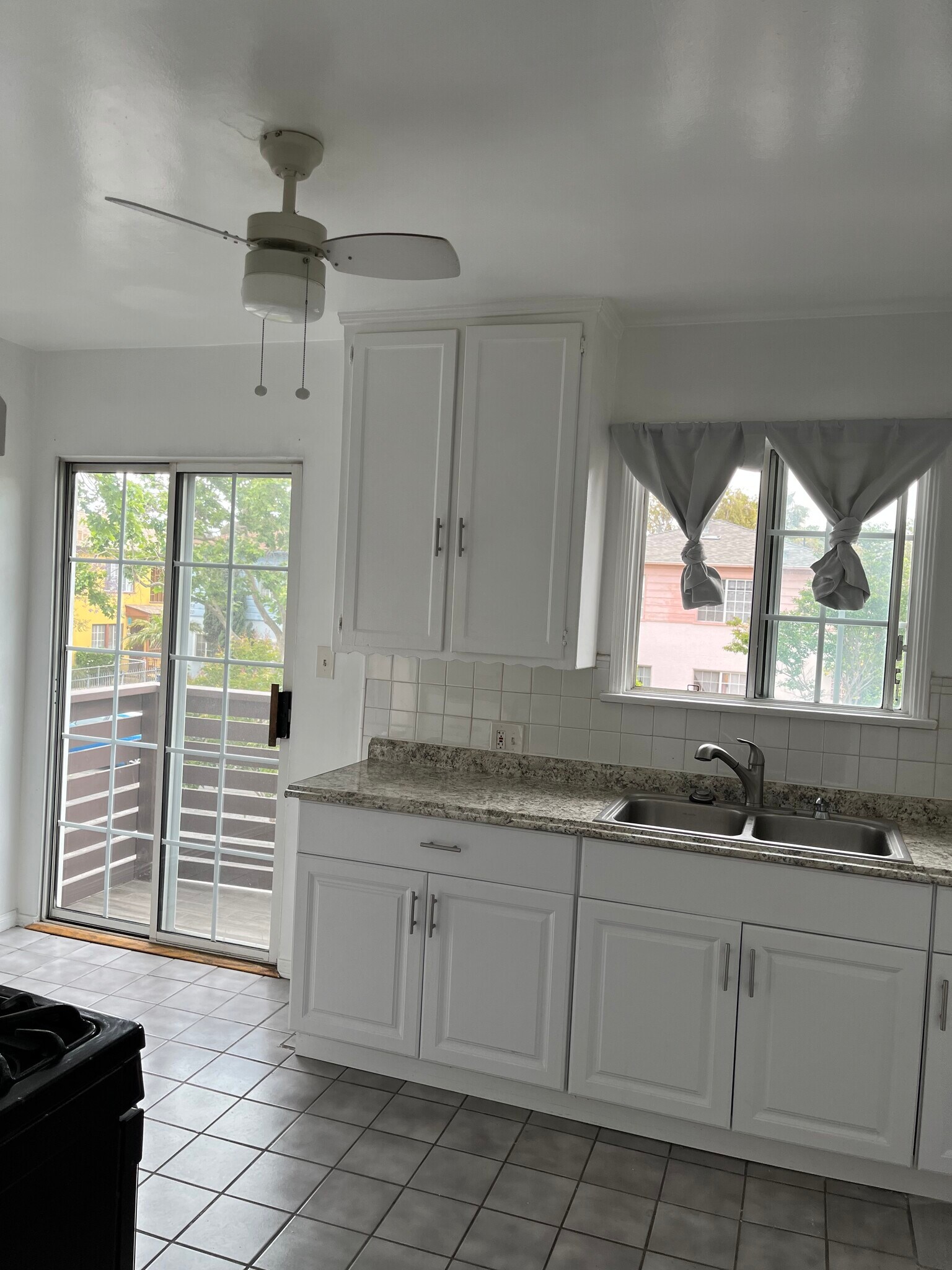 kitchen - 5579 Kinston Ave