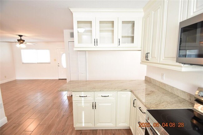 Building Photo - 417 Country Club Dr