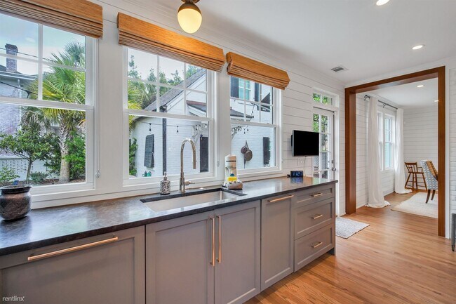 Building Photo - 4 br, 3.5 bath House - 44 E 45th St