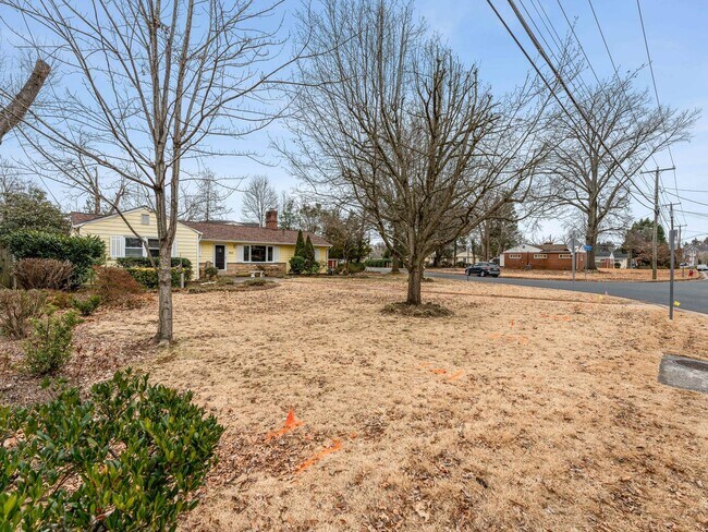 Building Photo - Easy one level living on a 1/3 acre corner lot!