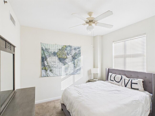 Building Photo - 711 W 26th St