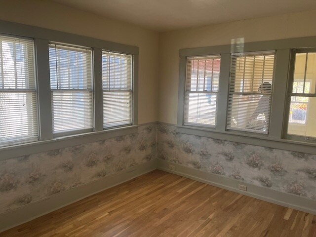 Building Photo - 831 E Platte Ave