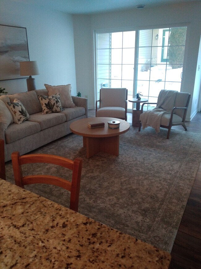 Building Photo - 2745 Hidden Dr