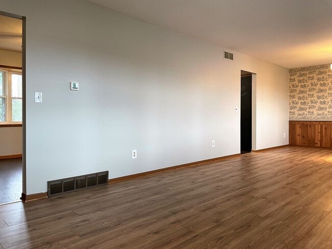 Building Photo - 700 S Waggoner Rd