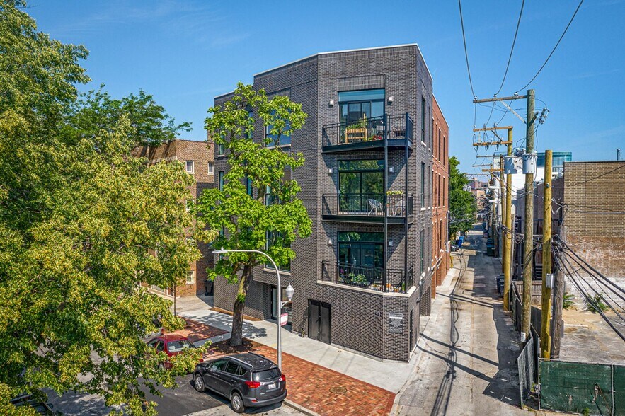 Building Photo - 1058 W Cornelia Ave
