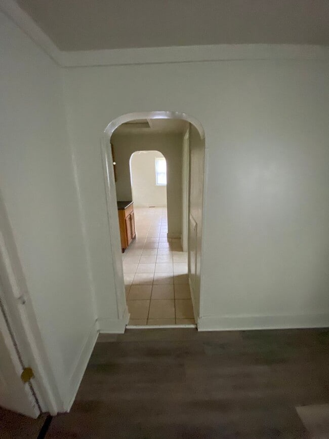 Building Photo - 2 Bedroom House Basement & Garage - Fenced...