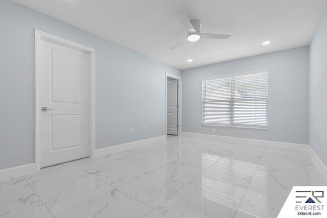 Building Photo - 10 Llovera Pl