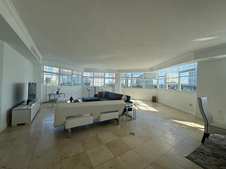 Building Photo - 801 Brickell Bay Dr