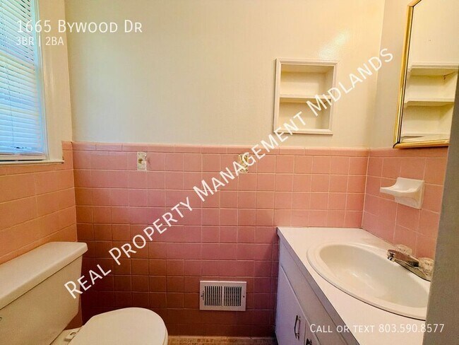 Building Photo - 1665 Bywood Dr