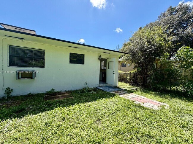 Building Photo - 1371 NE 150th St