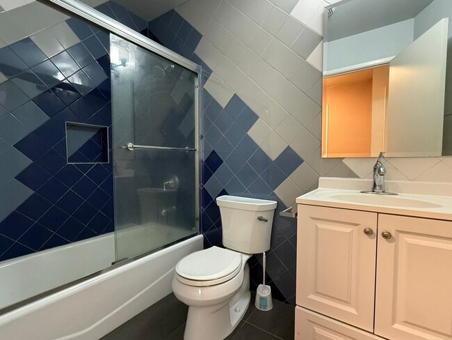 Building Photo - Well Appointed 3 Bedroom 2.5 Bath Townhome in Perfect Campbell Location!