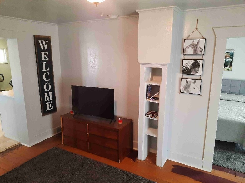 Building Photo - 709 Indiana St