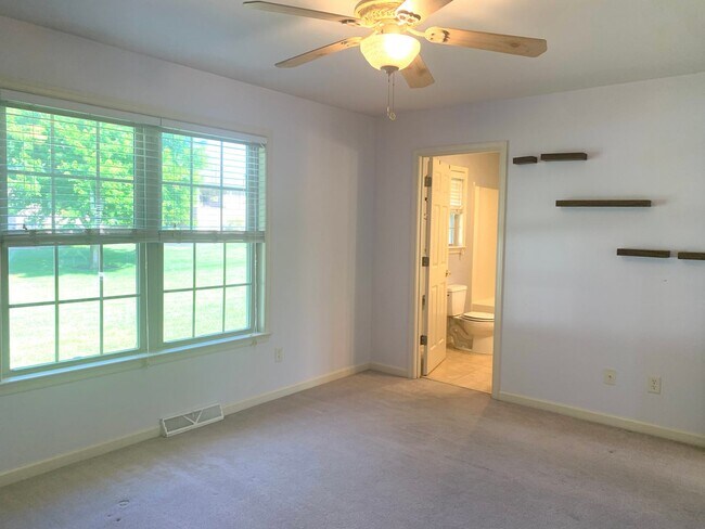 Building Photo - Lovely single family, brick rancher home with 3 beds/2.5 baths!!
