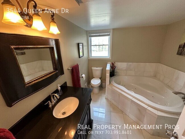 Building Photo - 3544 Queen Anne Dr