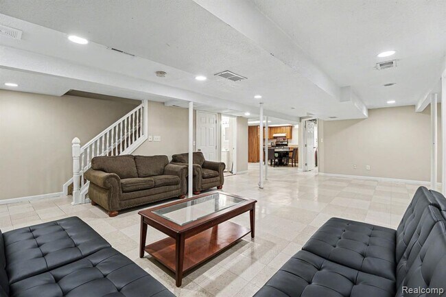 Building Photo - 39024 Faith Dr