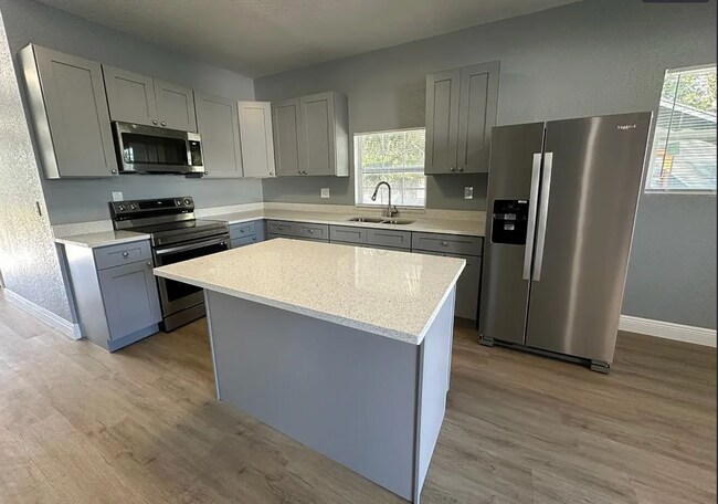 Building Photo - 2139 W St John St