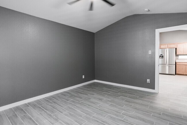 Building Photo - 692 Scheel-