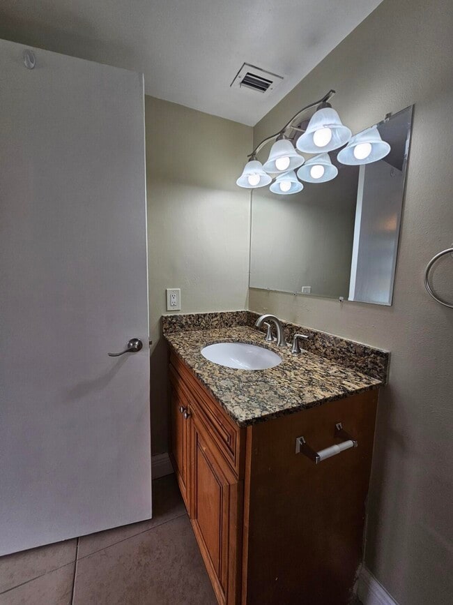 Building Photo - 1523 Lake Crystal Dr