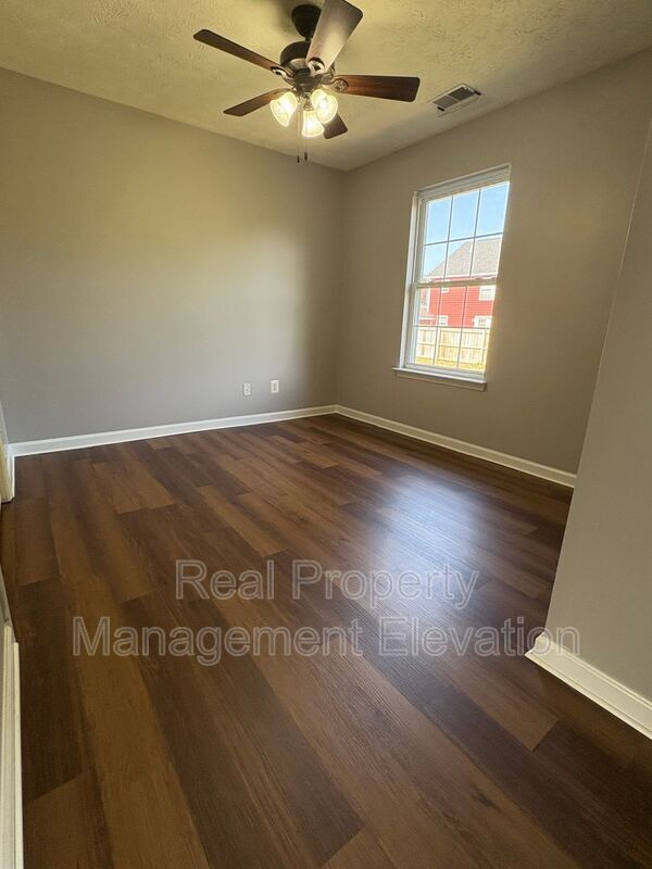 Building Photo - 2027 Harvest Dr