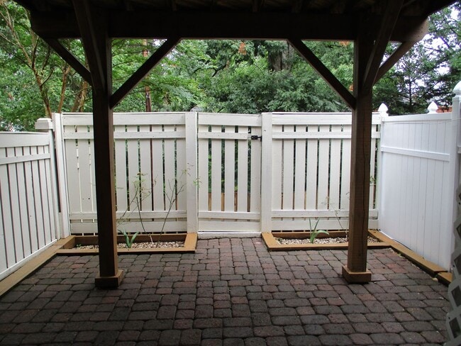 Building Photo - Convenient Location and Great Price!