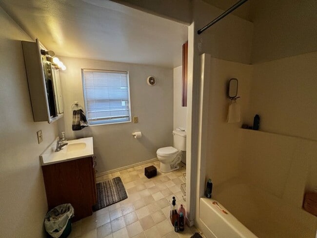 Building Photo - 7 Bedroom House close to Shopping and What...
