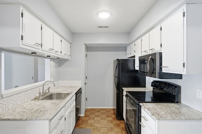 Building Photo - Move-in ready 2-bed, 2-bath condo in the desirable Shadow Mountain community!