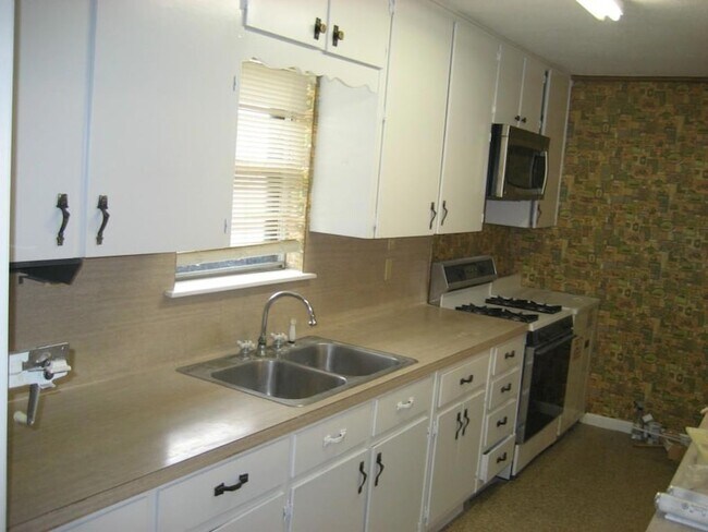 Building Photo - 169 Pine Song