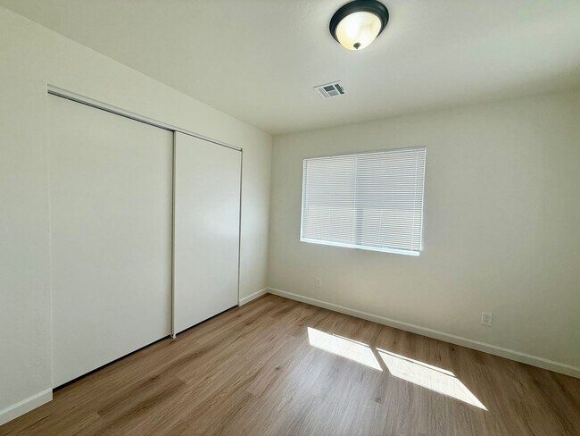 Building Photo - 564 Lincoln Ave