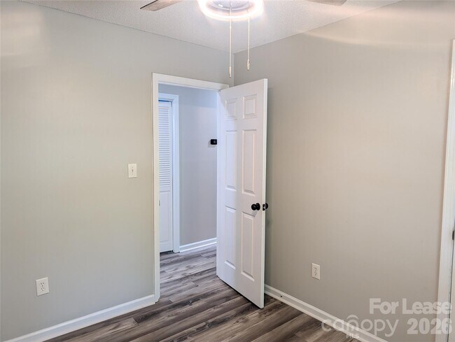 Building Photo - 131 Diamond Dr
