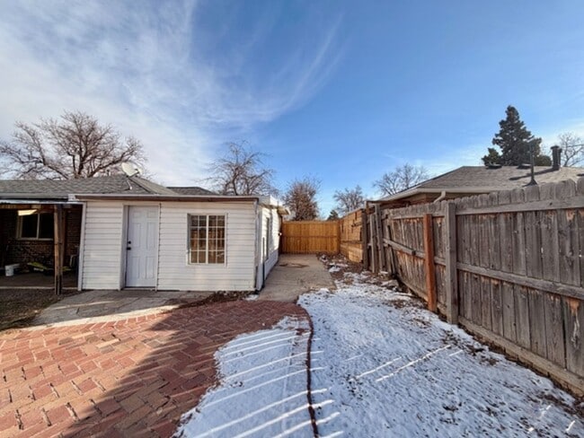 Building Photo - Del Mar Brick Ranch