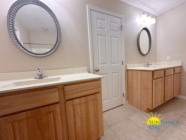 Building Photo - Gorgeous 3-Bedroom Home in Tranquil Navarre Neighborhood!