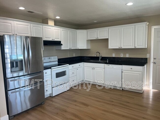 Building Photo - 8631 Hummingbird Way