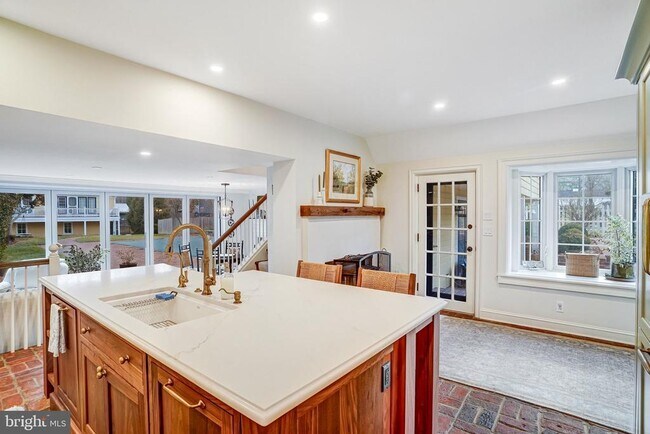 Building Photo - 7153 Main St