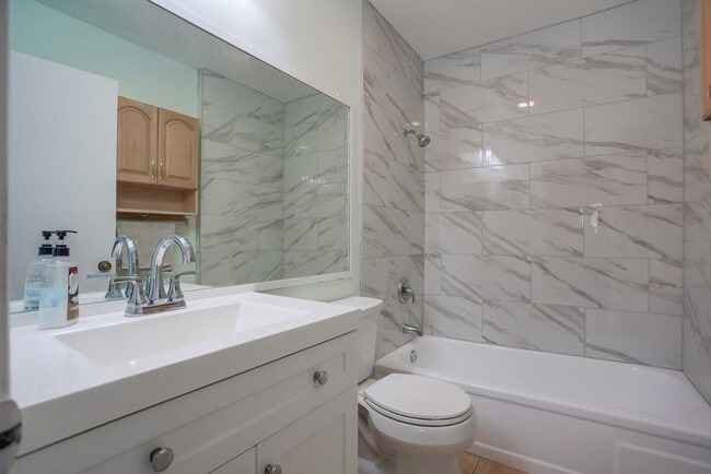 Building Photo - Cute Oceanside condo with garage parking!