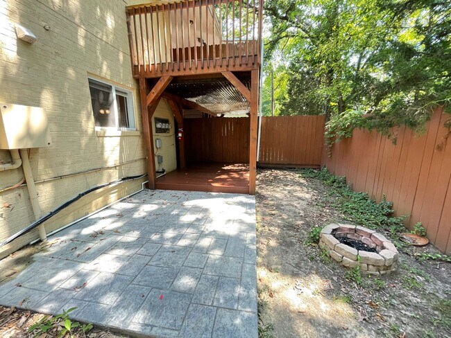 Building Photo - Sweet Spot in Carrboro! Inviting, updated 3br 2ba condo...Walk to Weaver St. & minutes to UNC