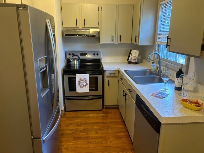 Building Photo - 5516 Lakeshore Dr