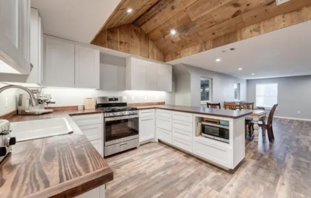 Kitchen with vaulted ceiling - 4327 Ohio Garden Rd