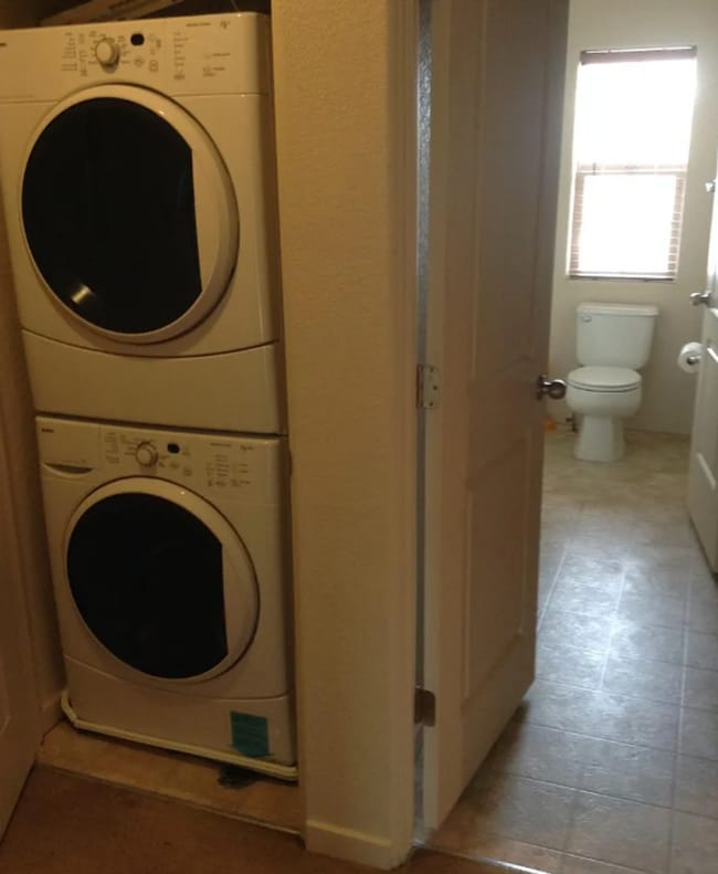 Building Photo - 2 story, 2 bedroom unit with attached 1 car garage and private yard.