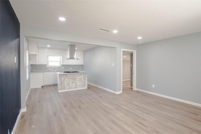 Building Photo - 540 Hensley Dr