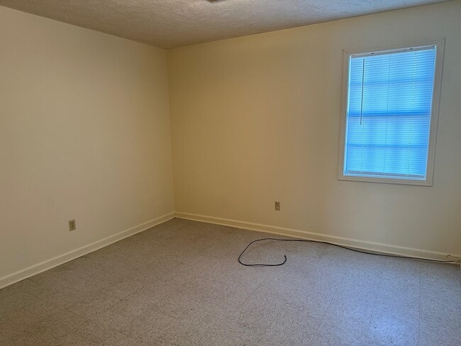 Building Photo - 465 Otis Dr