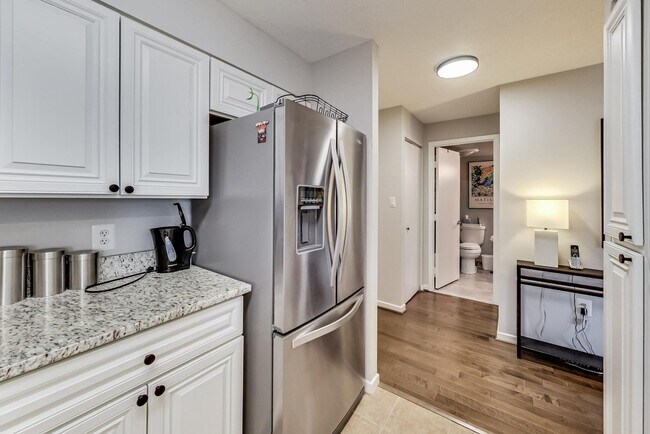 Building Photo - 2-bedroom, 1-bath condo in the sought-afte...