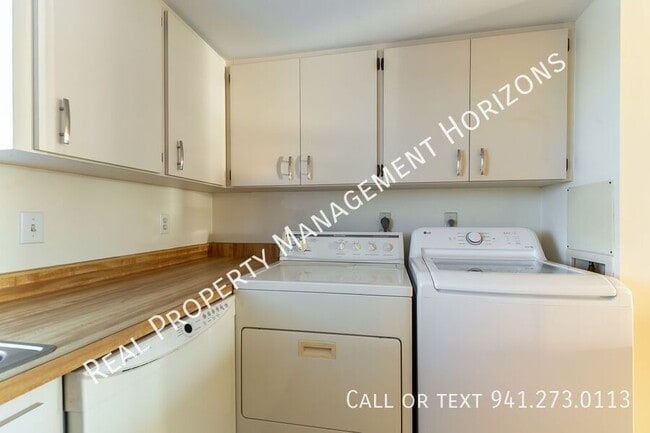 Building Photo - 4813 Independence Dr