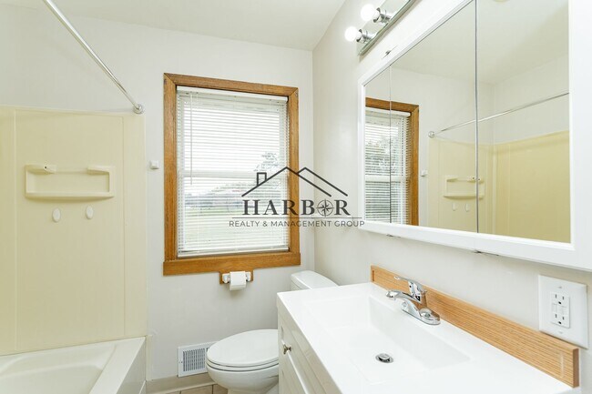 Building Photo - 2920 20th St SE