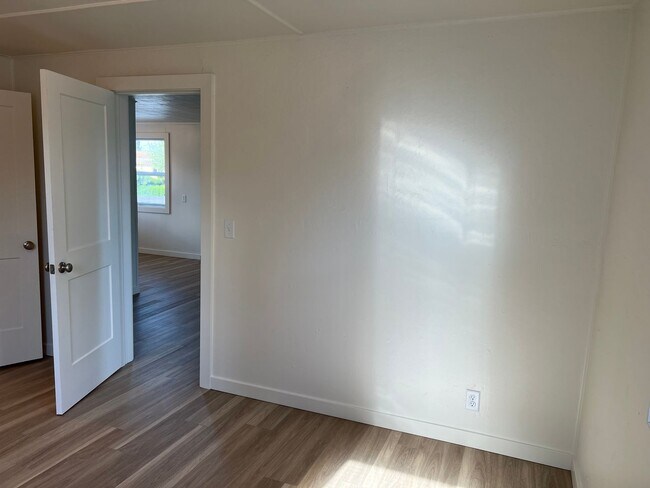 Building Photo - Updated 3 bedroom 1 bathroom house!