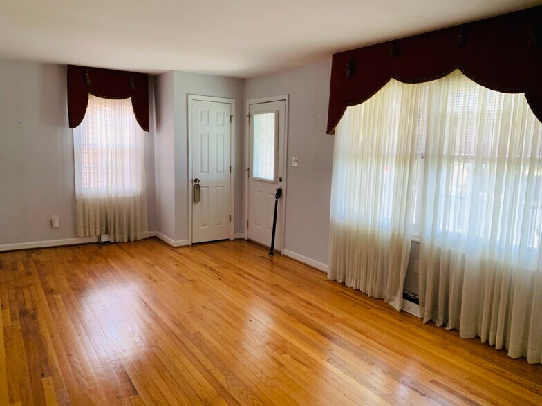 Living room - 615 N Willow St