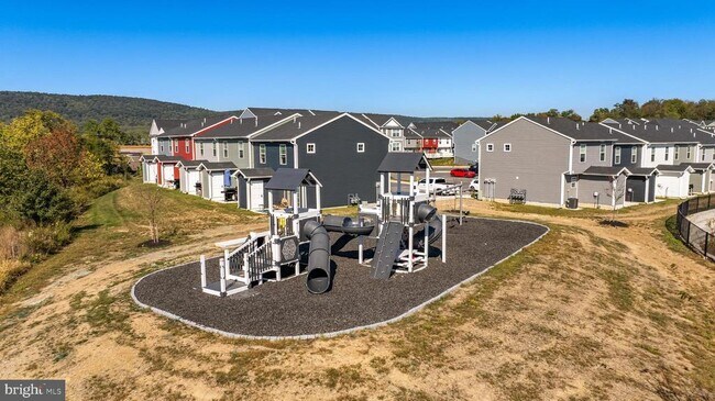 Building Photo - 2768 Maplewood Cir